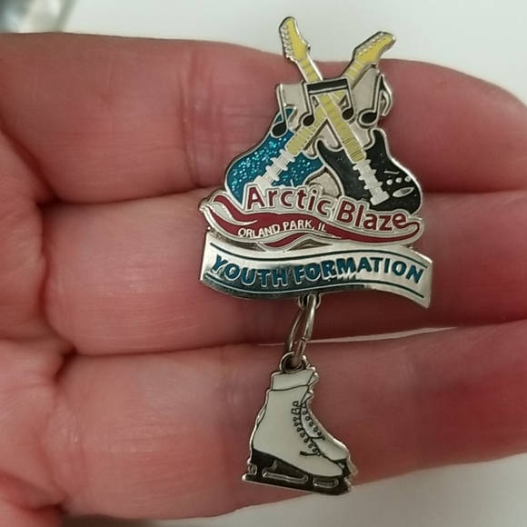 ENAMEL ARCTIC BLAST Ice Skating crossed GUITARS - Picture 4 of 4